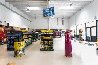 Bedrijfsgebouw te koop op een topligging met uitstekende visibiliteit, gelegen langs en toegankelijk via 2 verschillende straten, namelijk de Schaarbeeklei en de Harensesteenweg. <br /><br />Het gebouw bestaande uit een toonzaal langsheen de Schaarbeeklei met een oppervlakte van 375m². De beschikbare opslagruimte heeft een oppervlakte van +/- 1.135m² alsook achteraan parking/buitenruimte van +/- 650m² (dewelke uitgeeft op de Harensesteenweg). De totale grondoppervlakte bedraagt 2.278m².<br /><br />Voor meer informatie en/of een bezoek ter plaatse, aarzel niet contact te nemen met Structura.biz op het nummer 02/462.32.00!