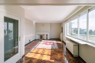 <p><span>GENT - </span><span>Ruim drie-slaapkamerappartement met groot terras te koop aan het Gentse Zuidpark</span></p><p><span> </span></p><p><span>Gelegen aan de Hubert Frère-Orbanlaan 391 vindt u op de zevende verdieping dit ruime appartement van 158 m² in een verzorgd gebouw.</span></p><p><span>Gunstig gelegen nabij belangrijke invalswegen en openbaar vervoer met vlotte verbindingen naar het centrum van Gent.</span></p><p><span> </span></p><p><span>Troeven</span></p><ul><li><span>Volwaardige kamers</span></li><li><span>Zuidwest georiënteerd terras met prachtig uitzicht</span></li><li><span>Staanplaats in de ondergrondse garage</span></li><li><span>Gelegen op de zevende verdieping</span></li><li><span>Ruime, lichtrijke leefruimte met authentieke visgraat parket</span></li><li><span>Lift aanwezig in het gebouw</span></li><li><span>Private kelderberging inbegrepen</span></li><li><span>Vlotte verbinding naar het centrum, winkels en openbaar vervoer</span></li></ul><p><span> </span></p><p><span>Indeling:</span></p><p><span>Het appartement verwelkomt u via de inkomhal met gastentoilet, waarna u aansluitend de lichtrijke leefruimte betreedt met toegang tot een groot terras aan de voorzijde. De uitgeruste keuken biedt toegang tot een extra terras. </span></p><p><span>Verder zijn er drie slaapkamers, waarbij de eerste beschikt over een eigen badkamer en de tweede over een aparte douchekamer. Tot slot beschikt het appartement over een private kelderberging en een ondergrondse staanplaats, wat zorgt voor extra comfort en opbergruimte.</span></p><p><span> </span></p><p><span>Belangrijk: </span></p><p><span>Richtprijs: €499.000 + ondergrondse staanplaats €25.000</span></p><p><span> </span></p><p><span>Neem contact op met Axel Lenaerts Makelaars voor een bezoek: <span>hannelore@axellenaerts.be</span></span><span> of 09/245 24 24</span></p><p><span> </span></p><p><span> </span></p>