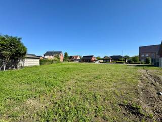 <br /><br />Bent u op zoek naar een plek om uw droomwoning te realiseren, maar wilt u weg van de standaard 'dertien-in-een-dozijn' verkaveling?<br /><br />Dit perceel van <strong>691m²</strong> aan de Veldstraat in Beerse biedt een zeldzame kans om een woning met een sterk karakter en een uitzonderlijke woonbeleving te creëren.<br /><br /><br /><strong>Waarom dit perceel een architecturale troef is:</strong><br /><br />In tegenstelling tot een klassiek rechthoekig perceel, biedt deze vorm u de unieke mogelijkheid om een woning te ontwerpen die letterlijk "opent" naar de tuin.<br /><br />Door de zuidelijke en westelijke oriëntatie geniet u de hele dag van zonlicht.<br /><br />Een goede architect zal hier moeiteloos <strong>zichtassen</strong> creëren die de binnenruimtes naadloos verbinden met verschillende hoeken van de tuin.<br /><br />Dit zorgt voor een dynamische indeling en een verrassend ruimtelijk gevoel, waarbij u van binnenuit telkens een andere blik op het groen ervaart.<br /><br /><br /><strong>Troeven op een rij:</strong><br />
<ul>
<li><span><strong>Ideale ligging:</strong> </span></li>
</ul>
Gunstig gelegen op korte afstand van het dorpscentrum van Beerse. Scholen, winkels, horeca en sportfaciliteiten zijn vlakbij.<br />
<ul>
<li><span><strong>Veilige mobiliteit:</strong> </span></li>
</ul>
Dankzij de brede fietspaden in de Veldstraat is alles vlot en veilig bereikbaar met de fiets.<br />
<ul>
<li><span><strong>Flexibiliteit:</strong> </span></li>
</ul>
U bent volledig vrij in uw keuze van architect en aannemer.<br />Er is <strong>geen bouwverplichting</strong>.<br />
<ul>
<li><span><strong>Ruime bouwmogelijkheden:</strong> </span></li>
</ul>
Het perceel laat de bouw toe van een riante vrijstaande woning (maximale footprint van 11 x 11m).<br />U heeft de keuze tussen twee volwaardige bouwlagen met hellend dak, of een moderne woning met plat dak. Een kelderniveau behoort eveneens tot de mogelijkheden.<br /><br /><br /><strong>Kortom:</strong><br />Dit is de ideale grond voor wie houdt van architectuur, licht en een tuin die niet simpelweg 'een grasveld achter het huis' is, maar een integraal onderdeel van uw woonbeleving.<br /><br /><br /><strong>Bent u benieuwd naar de mogelijkheden voor dit perceel?</strong><br />Als landmeter-expert en vastgoedspecialist in Beerse help ik u graag om de ruimtelijke potentie van dit perceel te vertalen naar uw persoonlijke woonwensen.<br /><br />Neem contact op met <strong>ARES vastgoed- & landmeetbureau</strong> voor een persoonlijke kennismaking en een toelichting bij het verkavelingsplan.<br />