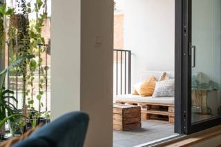 Op het eerste verdiep van dit kleinschalig gebouw vind je dit appartement 96m² dat in 2019 volledig werd vernieuwd. Geen klassieke renovatie maar een echte vernieuwbouw. Dit appartement maakt indruk met troeven als overvloedig natuurlijk licht en een moderne afwerking met hedendaags wooncomfort. Extra pluspunt: eens binnen hoor je niets van het bruisende buitenleven.<br /><br />Een open, volledig uitgeruste keuken met eiland (Siemens toestellen: koelkast, combi oven, vaatwasser en inductiekookplaat) loopt organisch over in de met licht overgoten leefruimte. Naast de keuken zit als bonus een grote berging. Het rustige terras van 6m², beschut genoeg om er ook in de koudere maanden nog in de zon te zitten. Slaapkamer één is 13m² met ingebouwde kast, de tweede is met 16m² ruim voldoende voor bed, bureau en extra kastruimte. De badkamer heeft een dubbele wastafel en inloopdouche. Apart gastentoilet.<br /><br />Afwerking & technische highlights:
<ul>
<li>Dit appartement verrast met duurzame en warme materialen</li>
<li>Prachtig houten parket</li>
<li>PVC-ramen met hoogrendementsglas</li>
<li>Hoogrendementsketel</li>
<li>Conforme elektrische installatie</li>
<li>Vernieuwbouw 2019, EPC A, lift</li>
<li>2 ruime slaapkamers: 13m² en 16m²</li>
<li>Inpandig terras: 6m²</li>
<li>Algemene kosten: 140 euro/maand</li>
<li>Kelderberging en fietsenstalling</li>
</ul>
De buurt? Dit appartement ligt middenin Borgerhout. Voor leuke dingen hoef je dus helemaal niet ver: denk aan pizza bij Graan, een paar huizen verderop. Voor koffie of brunch bij Butchers Coffee. En zodra de zon schijnt: Bar Bakeliet en Bar Chapelle, in een oude kapel met kloostertuin, een beetje verderop in de straat.<br /><br /><br />Voor meer info of een bezoek +32 3 225 00 68 of greetje@wellimmo.net