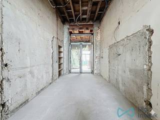 <p>Prachtige CASCO-woning met groot potentieel, ideaal gelegen in de wijk LOUISE/Vijvers van Elsene.<br />De woning biedt een bewoonbare oppervlakte van ±240 m² en beschikt over een Engelse koer, een tuin en een atelier.</p>
<p><strong>Typisch profiel:</strong> koper die de werken wenst af te werken en het pand naar eigen smaak wil inrichten.</p>
<p>De ruwbouw werd reeds uitgevoerd volgens de regels van de kunst (details beschikbaar op aanvraag), met een afgeleverde stedenbouwkundige vergunning (beschikbaar op aanvraag).<br />Een deel van het materiaal is reeds aangekocht en inbegrepen in de verkoop.</p>
<p>De woning zou als volgt ingedeeld worden:</p>
<p><strong>Kelder:</strong> kelder/opslagruimte, atelier ±30 m² (gerealiseerd met vergunning), wc, technische ruimte met aparte tellers, douchekamer en Engelse koer (veel licht). Mogelijkheid tot slaapkamers op dit niveau.<br /><strong>Gelijkvloers:</strong> gastenkamer/bureau, leefruimte en gang met toegang tot een oase van rust: de tuin.<br /><strong>1e verdieping:</strong> apart toilet, woonkamer, eetkamer, keuken en balkon.<br /><strong>2e verdieping:</strong> 2 slaapkamers, waarvan één met toegang tot een plat dak/terras, evenals een badkamer.<br /><strong>3e verdieping:</strong> 4e slaapkamer, dressing, douchekamer.</p>
<p><strong>Vergunning afgeleverd voor:</strong> aanleg van een Engelse koer, heropbouw van een bijgebouw, verhoging van de achtergevel, bouw van een dakkapel, vervanging van het buitenschrijnwerk aan de voorgevel en uitvoering van structurele werken.</p>
<p><strong>Reeds uitgevoerde werken:</strong> stabiliteitsstudie, funderingen, vloerbekleding, injecties in de kelder, aankoop van raamkozijnen (plaatsing achtergevel nog te voorzien), isolatie van de voorgevel, gedeeltelijke dakisolatie, installatie van meters, leidingen en elektrische bekabeling, aanleg van de Engelse koer, installatie van VELUX-ramen, aankoop van radiatoren (plaatsing nog te voorzien), behandeling van balken, enz.</p>
<p>Volledige lijst, offertes, 3D-plannen en documentatie beschikbaar op aanvraag.</p>