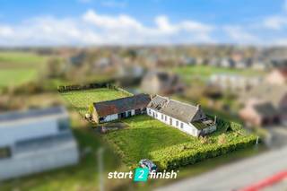 Prachtig stuk grond met hoeve te Oekene gelegen tussen riante nieuwbouwvilla's.<br /><br />Onder bepaalde voorwaarden kunt u voor de sloop en nieuwbouw het lager tarief krijgen van 6% btw (i.p.v. 21%), o.a.: de eigendom gedurende 5 jaar de enige en eigen woning van de bouwheer is en die een bewoonbare oppervlakte heeft van maximum 200 m².<br />Juiste info hierover: https://www.vlaanderen.be/belastingen-en-begroting/vlaamse-belastingen/registratiebelasting/verkooprecht/tarieven-in-het-verkooprecht/verlaagd-tarief-in-het-verkooprecht-voor-de-aankoop-van-de-enige-eigen-woning<br />of https://www.vlaanderen.be/bouwen-wonen-en-energie/bouwen-en-verbouwen/btw-tarief-van-6-bij-renovatie-en-sloop-en-heropbouw-van-woningen<br /><br />Doe een bod en bouw hier uw droomwoning!<br /><br />Deze eigendom wordt verkocht onder het systeem van START 2 FINISH.<br />Elk prijsvoorstel gelijk of hoger dan deze startprijs wordt voorgelegd aan de verkoper(s) die dit al dan niet kan aanvaarden.<br />Startprijs: 450.000 EUR