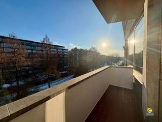 <p><span>Prachtig vernieuwd 3 slaapkamer appartement met terras!</span></p><p><span>Dit recent vernieuwde appartement is gelegen op de vierde verdieping en geniet van maar liefst twee terrassen en een balkon, ideaal om op elk moment van de dag van de buitenlucht te genieten.</span></p><p><span> </span></p><p><span>Het appartement heeft de volgende indeling:</span></p><p><span> </span></p><p><span>Inkomhal:</span></p><p><span>U betreedt het appartement via een gepantserde deur die uitgeeft op een ruime inkomhal. </span></p><p><span>Deze is uitgerust met stijlvol geïntegreerde ingemaakte kasten, wat zorgt voor een strak en praktisch geheel. </span></p><p><span>Daarnaast is er een apart gastentoilet met handwasbak.</span></p><p><span> </span></p><p><span>Keuken, terras en leefruimte:</span></p><p><span>Via een elegante glazen deur komt u in de lichtrijke leefruimte, afgewerkt met een mooi blokjesparket. </span></p><p><span>De aangrenzende keuken is volledig uitgerust met alle nodige toestellen en biedt optimaal comfort. </span></p><p><span>Via de keuken kan u het terras aan de voorzijde van het gebouw betreden. </span></p><p><span>Aansluitend bevindt zich een ruime berging, ideaal voor extra opslag. </span></p><p><span> </span></p><p><span>Slaapkamers & badkamer:</span></p><p><span>Het appartement beschikt over drie volwaardige slaapkamers.<br />De grootste slaapkamer geeft toegang tot het balkon, terwijl één van de andere slaapkamers uitkomt op het terras.<br />De badkamer is praktisch ingericht en voorzien van een lavabomeubel met spiegelkast, handdoekdroger en aansluiting voor wasmachine. </span></p><p><span> </span></p><p><span>Terrassen, kelder en auto staanplaats:</span></p><p><span>Het terras gelegen aan de voorzijde van het appartement is zuid geörienteerd.</span></p><p><span>Het balkon en terras aan de achterzijde zijn noordwest geörienteerd.</span></p><p><span>Er is een ondergrondse kelder aanwezig en een auto staanplaats.</span></p><p><span> </span></p><p><span>Huurprijs, maandelijkse kosten en beschikbaarheid:</span></p><p><span>Huurprijs: </span><span>€1.150,00 / maand - inclusief de autostaanplaats (niet verplicht bij te huren)</span></p><p><span>Maandelijkse kosten: </span><span>€175,00 / maand - Provisie water en verwarming + algemene kosten</span></p><p><span>Beschikbaarheid: </span><span>Onmiddellijk </span></p><p><span> </span></p><p><span> </span></p><p><span> </span></p>