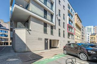 Discover this bright new-build apartment for sale, ideally located near the sea along the Hofstraat in Ostend. The apartment is part of the Zephyr Residence and is located on the 2nd floor. Here you live within walking distance of the beach, the sea, the bustling city center and all necessary amenities.<br /><br />Layout:<br />- entrance hall<br />- bright living space<br />- open kitchen equipped with an induction stove, double sink, dishwasher, fridge with freezer and oven<br />- terrace (5m²)<br />- bedroom (11m²)<br />- bathroom equipped with a bathroom cabinet and rain shower<br />- large storage room with a practical connection for the washing machine<br />- separate toilet with hand wash basin<br />- private basement storage in the building<br /><br />In addition, the building has a communal bicycle shed.<br /><br />Pros:<br />- excellent location near the sea and the center of Ostend<br />- new construction with a high-quality finish<br />- bright<br />- energy efficient<br />- covered terrace<br /><br />Sales under the 21% VAT scheme.<br /><br />Are you looking for a new-build 1-bedroom apartment by the sea for sale in Ostend? Contact us quickly for an on-site visit!<br /><br />Register of measures: no