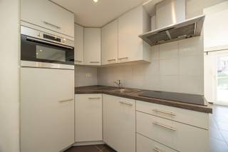 Studio met grote stadskoer in een groene omgevingIn de Biesheuvellaan woon je rustig, met veel groen rondom en toch alles dichtbij. Winkels, scholen...