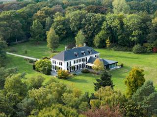 Domein "Ter Varenbeuke" is gelegen in het Turnhouts Vennengebied tussen Turnhout en Baarle-Hertog en omvat een schitterend landhuis met bijgebouwen (voormalige blekerij Borghs), omgeven door een groene mix van park, weilanden, bos en vijverpartij. Dit alles op ruim 12 ha met de mogelijkheid nog extra grond aan te kopen. <br /><br />De lange oprijlaan vanaf de straatzijde brengt u naar de hoofdvilla, dewelke centraal is gesitueerd op het eigendom. We betreden dit landhuis via de centrale inkomhal op Portugese marmer dewelke links voorzien is van een vestiaire met gastentoilet en anderzijds uitgeeft op de majestueuze trappenhal. Rechts van de inkomhal betreden we de woonkamer georiënteerd op het zuiden dewelke heel de dag van veel natuurlijke lichtinval geniet. De grote eetkamer met uitzicht over het park en de vijver is bereikbaar via de woonkamer en de trappenhal.<br />Verder op de begane grond treffen we een kantoorruimte, een ingerichte keuken, een hobbykamer, wasplaats met douche en toilet en een inpandige garage voor 3 wagens. Aangebouwd aan de villa treft u nog een overdekt zwembad met sanitaire voorzieningen. <br /><br />De brede trap vanuit de hal brengt u tot de eerste verdieping. De overloop is zeer ruim en geniet van veel licht. De mooie nachthal biedt toegang tot 3 ruime slaapkamers, allen met aanpalende badkamers. 4de slaapkamer, momenteel in gebruik als kantoor. Aan de linkerzijde en tevens toegankelijk via aparte trap/toegang treft u nog een ingerichte studio voorzien van kitchenette, slaapkamer en leefruimte. Wellness met sauna en aanpalende badkamer eveneens aanwezig op deze verdieping, alsook nog een extra slaapkamer/hobbyruimte. <br /><br />De tweede trap brengt u naar de zolderverdieping, dewelke volledig is afgewerkt. Hier treffen we nog twee slaapkamers en een badkamer, twee ruime bergzolders en een enorme polyvalente ruimte die dienst kan doen voor bv een fitness/kantoor/ ontspanningsruimte/...<br /><br />Verder op het eigendom treffen we nog enkele bijgebouwen, waaronder een ruime opslag voor tuingereedschap en dergelijke. Deze gebouwen zijn vanaf de straatzijde toegankelijk via een afzonderlijke oprijlaan met afgesloten poort. Diverse uitwegen aanwezig. <br /><br />Bijzonderheden<br />- Goede bereikbaarheid tov Nederlandse grens en stad Turnhout<br />- Gelegen in landschappelijk waardevol agrarisch gebied, deels natuurgebied<br />- Optioneel naastgelegen landhuis met koetshuis op ca. 1,8 ha te koop<br />- Lift aanwezig in het hoofdgebouw