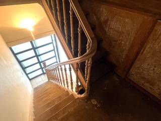 ruime woning in hartje Diksmuidebestaande uit een commercieel gelijkvloers en een ruime bovenliggende woninguitgesplitst in 2, beide kavels elk met...