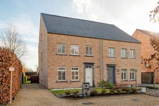 Goed onderhouden, instapklare woning met o.a. 3 ruime slaapkamers op topligging in Lommel.Deze energiezuinige woning combineert een centrale...