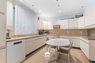 [[ DIT PAND NEEMT DEEL AAN DE ERA OPEN HUIZEN DAG OP 14/3 VAN 16:00 TOT 17:00 ]]Deze halfopen handelspand met woonst is gelegen in het gezellige...