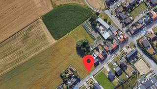 Deze halfopen bebouwing is gelegen aan de Blauwe Sluis in Bredene, op een gunstige ligging met een vlotte bereikbaarheid richting centrum, kust en omliggende gemeenten.<br />Achteraan geniet je van volledige rust: de woning paalt aan open velden, wat zorgt voor een prachtig, weids uitzicht en een groot gevoel van ruimte en privacy.<br />Deze nieuwbouwwoning is zeer energiezuinig (E-peil 30) en is ingedeeld als volgt:<br />- gelijkvloers: inkomhal, grote (fietsen)berging, apart toilet, lichtrijke woonkamer met open, geïnstalleerde keuken en diepe, zonnige tuin;<br />- eerste verdieping: nachthal, 3 volwaardige slaapkamers, apart toilet en badkamer.<br />- zolder<br />De koper heeft de mogelijk om, mits meerprijs, de zolder volledig te laten afwerken door de bouwheer (inclusief het doortrekken van de trap).<br />Aan de voorzijde is er een private oprit. Daarnaast is er (gratis) parkeergelegenheid in de straat.<br />Deze woning is praktisch ingedeeld met oog voor licht, ruimte en energiezuinig wonen. Dankzij de halfopen structuur geniet je bovendien van extra privacy én veel natuurlijk lichtinval!<br />De koper heeft deels nog inspraak in de stijl en afwerking van de woning voor zover deze zaken nog niet werden vastgelegd door vergunning of bestelling van materialen.<br />De vermelde prijs is exclusief BTW en andere kosten. Contacteer ons voor een gedetailleerde prijsberekening!