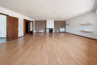 Dit zeer ruim en lichtrijk hoekappartement is gelegen op de derde verdieping (zonder lift) omgeven door mooie raampartijen . Bestaande uit: inkomhal met gastentoilet, aangename en zeer ruime leefruimte, aparte keuken, berging. Nachthal welke toegang verschaft tot 3 ruime slaapkamers, betegelde badkamer met ligbad en lavabo. Parkeerplaats op parking voor het gebouw of in de straat.