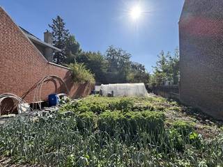 Nabij het centrum van Meulebeke vinden we dit verrassend perceel grond terug die uitgeeft op de Bonte Berenstraat. Geen bouwverplichting. Dit...