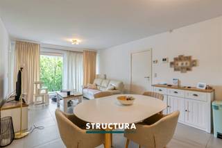 Vous recherchez un appartement d'investissement intéressant ou un logement confortable bénéficiant d'une situation centrale ? Cet appartement soigné situé au premier étage, en plein cœur de Wolvertem, mérite assurément votre attention. Grâce à sa construction récente (2011), son installation électrique conforme, son agencement fonctionnel et sa agréable terrasse orientée sud-ouest, il constitue une excellente opportunité. L'appartement est actuellement loué au prix de 846,52 €/mois + 15 €/mois de charges communes, garantissant un rendement locatif immédiat.Composition:Premier étage: Hall d'entrée, lumineux séjour avec cuisine ouverte, débarras, salle de bains avec baignoire, deux chambres d'environ 11,5 m² et 8 m², ainsi qu'une agréable terrasse orientée sud-ouest.Caractéristiques- Appartement situé au premier étage- Année de construction: 2011- Deux chambres- Terrasse orientée sud-ouest- Installation électrique conforme- Situation centrale au cœur de Wolvertem- Actuellement loué au prix de 846,52 €/mois + 15 €/mois de charges communes- Idéal comme investissement ou pour une occupation personnelle- Mesures reprises au registre des mesures : nonVous recherchez un appartement prêt à emménager ou un investissement sans souci dans un emplacement de premier choix ? Contactez Structura pour plus d'informations ou pour organiser une visite au 02/460.80.46 ou via info@structura.be
