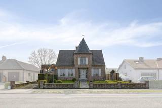 Dit charmant te renoveren huis in de Astridlaan te Assebroek biedt een unieke kans voor wie op zoek is naar comfortabel wonen met uitbreidingsmogelijkheden. De woning bevindt zich op een vlot bereikbare locatie, dicht bij winkels, scholen en belangrijke invalswegen richting Brugge en omliggende gemeenten.Bij het betreden van de woning valt meteen het praktische karakter op: alle ruimtes bevinden zich op het gelijkvloers, wat zorgt voor optimaal wooncomfort en een toegankelijke indeling. De lichtrijke leefruimte sluit mooi aan op de andere woonvertrekken en creëert een aangename sfeer waarin het heerlijk vertoeven is.Het huis beschikt bovendien over een ruime zolderverdieping die tal van mogelijkheden biedt. Wie extra slaapkamers, een hobbyruimte of een bureau wenst te creëren, kan deze ruimte eenvoudig omvormen naar eigen wensen en noden. Een bijkomende troef is de aanwezige garage, die zorgt voor extra comfort en praktische bergruimte. Indeling: - Inkomhal - Gastentoilet- Leefruimte - Keuken- Aparte inkomhal- Berging- Slaapkamer 1 (17 m²) - Slaapkamer 2 (10 m²) - Slaapkamer 3 (11,5 m²) - Badkamer- GarageZolderruimte bereikbaar via vaste trap (mogelijkheid tot extra kamers) De eigendom wordt aangeboden via de Power-sale formule. Van 27/03/2026 om 16:00 tot 22/04/2026 om 18:00 kan u de woning op afspraak komen bezichtigen en een bod uitbrengen. De vermelde prijs is een instelprijs. Voor meer info, gelieve contact op te nemen met de dossierverantwoordelijke.