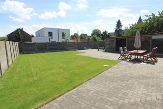 Zoek je een volledig gerenoveerde instapklare woning met heel veel ruimte en vele mogelijkheden? Wil je daarenboven graag een grote tuin en zit je graag overal vlakbij? Hier is het allemaal aanwezig. 5 slaapkamers, mogelijkheid tot 7 slaapkamersdJe kan deze woning perfect gelijkvloers bewonen: door de aanwezigheid van een badkamer en 2 slaapkamers (of slaapkamer en dressing), is dit perfect mogelijk. Op de verdieping kan je het invullen zoals je zelf wil: extra slaapkamers (tot 5!) voor het gezin, een 'eigen' ruimte voor de kinderen, kleinkinderen, logés (ja, want die hebben dan hun eigen badkamer), voor je hobby's.... Een huis dat ook veel privacy biedt aan zijn bewoners. Het mooie zuidgerichte perceel van 462 m² met de ZIJ-INGANG is eveneens een grote troef. Zeer gunstige ligging: vlakbij de invalswegen, vlakbij school (150 meter!), winkels (Bioplanet, Colruyt, Delhaize..),met super vlotte verbinding naar Nederland (Tilburg, Breda). Nuttig: 5 WC's aanwezig, 2 regenwaterputten van 10.000 liter (toiletten, wasmachine en buitenkranen), 19 Zonnepanelen: 7.980 Wp. Elektriciteit conform. Aardgas in de straat. Niet gelegen in een overstromingsgebied. P- en G-score A. Geen erfgoed. Kom snel kijken naar het potentieel van deze woning!
