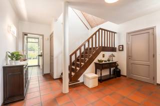 <p>KIJKDAG 9 & 11 JULI - RESERVEER UW AFSPRAAK VIA WWW.LISTINGS.BE. <br />Deze <strong>gemoderniseerde en goed onderhouden</strong> woning bevindt zich in een <strong>uiterst gegeerde en kindvriendelijke buurt.</strong> De woning is gelegen in een rustige, doodlopende straat die uitgeeft op een fiets-/ wandelpad richting het dorp. Ze beschikt over <strong>vier gevels </strong>en als bijkomende troef is er een <strong>royale en zonnige tuin </strong>achteraan met zijdelingse ingang en <b>omgeven door groen.</b></p>
<p><strong>Indeling:<br /></strong><span>Gelijkvloers:</span><br />U betreedt de woning via de ruime inkomhal, die rechtstreeks toegang verleent tot de overige ruimtes op het gelijkvloers. De <strong>lichtrijke leefruimte</strong> is voldoende ruim voor zowel een eet- als zitgedeelte. Deze ruimte beschikt tevens over een <strong>open bureauruimte</strong> met maatkasten. Naast de leefruimte bevindt zich de <strong>volledig ingerichte en gerenoveerde</strong> keuken met hoogwaardige materialen en toestellen. Vanuit zowel de leefruimte als de keuken bereikt u de ruime tuin achteraan. In de inkomhal bevindt zich nog een apart toilet en een directe doorgang naar de uitgestrekte garage met achteraan een wasplaats (voorzien van ingemaakte kasten) die wederom aansluit op de tuin. De tuin kenmerkt zich door haar <strong>open karakter</strong> en vormt een <strong>oase van rust</strong>. De tuin beschikt over een praktisch tuinhuis, is reeds volledig afgesloten en er is een drainagesysteem voorzien.</p>
<p>De <span>eerste verdieping</span> beschikt over <strong>vier ruime slaapkamers</strong>. Verder bevindt zich hier een berging met toegang naar een bergzolder en een grote badkamer met vernieuwde wastafel en werkblad. De badkamer werd verder ingericht met een bad in douche combinatie en een toilet. <br /><strong><br />Indeling:<br /></strong>Energiezuinige woning <strong>EPC label B</strong>;<br />Elektriciteit conform AREI;<br /><b>Asbestveilig</b>;<br />Nieuwe verwarmingsketel (HR-condensatie);<br />Inbraakwerende, superisolerende beglazing;<br />Kruipkelder;<br /><strong>Oprit met garage</strong> – meerdere staanplaatsen;<br /><strong>A-locatie</strong>.<br /><br /><strong>Ligging:</strong><br />Op wandelafstand van de dorpskern met winkels, horeca en grootwarenhuis in de directe nabijheid. Bovendien is de ligging ideaal als verbindingsweg naar de E313 en de E34.</p>
