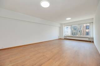 <p><span>Dit </span><span>volledig gerenoveerde 2-slaapkamer appartement</span><span> is gelegen op een toplocatie in Antwerpen, vlakbij het </span><span>Centraal Station</span><span> en </span><span>de Zoo</span><span> van Antwerpen. In de directe omgeving vindt u tal van winkels, restaurants en cafés, terwijl tram-, trein- en busverbindingen op wandelafstand zorgen voor een uitstekende bereikbaarheid. </span></p><p><span> </span></p><p><span>Dankzij deze centrale ligging is het appartement zowel interessant als investering als voor eigen bewoning. </span></p><p><span> </span></p><p><span>Indeling</span></p><p><span>-gelegen op de 3e verdieping</span></p><p><span>-inkomhal</span></p><p><span>-lichtrijke woonkamer aan de voorzijde van het gebouw</span></p><p><span>-volledig nieuwe ingebouwde keuken</span></p><p><span>-nachthal</span></p><p><span>-slaapkamer 1</span></p><p><span>-slaapkamer 2</span></p><p><span>-badkamer met bad en lavabo</span></p><p><span>-apart toilet</span></p><p><span> </span></p><p><span>Troeven</span></p><p><span>- centrale ligging vlakbij Centraal Station</span></p><p><span>- twee slaapkamers</span></p><p><span> </span></p><p><span>Ben jij geïnteresseerd in dit appartement vlakbij centrum Antwerpen, ben je op zoek naar ander vastgoed of wens je de waarde van jouw eigendom te kennen? Dan ben je bij BOLT immo aan het juiste adres! Wij helpen jou graag verder.</span></p><p><span> </span></p><p><span> </span></p>