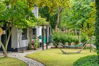 Op een gegeerde locatie in Zoersel bevindt zich deze ruime, instapklare woning op een prachtig perceel van 1.257 m². De woning onderging in 2018 een grondige renovatie en combineert hedendaags wooncomfort met authentieke charme en een doordachte indeling. Dankzij de aanwezigheid van twee keukens en twee leefgedeeltes is deze eigendom bovendien uitermate geschikt voor kangoeroewonen, een praktijkruimte of een inwonend familielid.<br /><br />Indeling:<br />Via de inkomhal, voorzien van een vestiairekast en een gastentoilet, betreedt u de woning. De lichtrijke leefruimte met eetkamer sluit naadloos aan op de open, volledig uitgeruste keuken, waardoor een aangename leefomgeving ontstaat.<br /><br />Op het gelijkvloers bevinden zich twee volwaardige slaapkamers, een extra kamer die momenteel ingericht is als dressing maar perfect als derde slaapkamer of bureau kan dienen, en een stijlvolle badkamer uitgerust met een ligbad, een inloopdouche en een wastafelmeubel.<br /><br />De eerste verdieping biedt een bijzonder veelzijdige woonverdieping. Hier bevindt zich de masterbedroom met ingemaakte kasten, een aparte strijkkamer, een afzonderlijk toilet en een tweede badkamer met ligbad en wastafelmeubel. Daarnaast beschikt deze verdieping over een tweede open keuken en een lichtrijke leefruimte, ideaal voor kangoeroewonen of een zelfstandige woonentiteit.<br /><br />Buitenruimte<br />De verzorgde tuin vormt een oase van rust en privacy en is prachtig aangelegd op het ruime perceel van 1.257 m². Achteraan bevindt zich een moestuin voor liefhebbers van tuinieren, terwijl het praktische tuinhuis extra bergruimte biedt. De buitenruimte leent zich perfect om in alle rust te genieten van het groen en de omgeving.<br /><br />Bijzonderheden<br />•Grondig gerenoveerd in 2018<br />•Perceel van 1.257 m²<br />•Bewoonbare oppervlakte van ca. 279 m²<br />•Vier slaapkamers<br />•Twee badkamers<br />•Twee volledig uitgeruste keukens<br />•Uitstekend geschikt voor kangoeroewonen<br />•EPC-label C<br />•Gegeerde ligging in Zoersel<br /><br />Een verzorgde en instapklare woning op toplocatie waar comfort, privacy en rust mooi samenkomen.