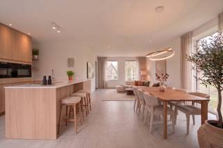 Op zoek naar een instapklare nieuwbouwwoning waar comfort, energiezuinigheid en landelijk wonen perfect samenkomen?<br />Dan is deze prachtige alleenstaande woning, gelegen vlak bij het centrum van Hooglede, absoluut het ontdekken waard.<br />Hier geniet je elke dag van de rust en ruimte van een landelijke omgeving, terwijl winkels, scholen, horeca en andere voorzieningen vlot bereikbaar zijn.<br /><br />De woning combineert hedendaags wooncomfort met een warme, tijdloze uitstraling.<br />Dankzij het uitstekende E-peil van 20 woon je bijzonder energiezuinig en geniet je bovendien van 50% korting op de onroerende voorheffing gedurende 5 jaar.<br />De vloerverwarming op het gelijkvloers, aangestuurd door een warmtepomp, zorgt het hele jaar door voor een aangenaam binnenklimaat en een efficiënte manier van verwarmen.<br /><br />Binnen word je verwelkomd door een lichtrijke leefruimte die naadloos aansluit bij de moderne keuken. Grote raampartijen zorgen voor een aangename hoeveelheid natuurlijk licht en creëren een open en uitnodigende sfeer. Op de verdieping bevinden zich drie ruime slaapkamers en een comfortabele nachthal, allemaal voorzien van duurzame laminaatvloerbekleding.<br />Ook buiten hoef je je nergens zorgen over te maken: de woning wordt volledig geschilderd, voorzien van verlichting én de tuinaanleg wordt afgewerkt. <br /><br />Daarnaast beschikt de woning over een inpandige garage met automatische poort en een aparte berging, ideaal voor wie nood heeft aan extra praktische ruimte.<br /><br />Kortom: een energiezuinige, volledig afgewerkte en instapklare nieuwbouwwoning op een aantrekkelijke locatie, waar je rustig en comfortabel kunt wonen met alles wat je nodig hebt binnen handbereik. Een woning die niet alleen vandaag aantrekkelijk is, maar ook een slimme investering in jarenlang wooncomfort.<br />Ontdek zelf de troeven van deze unieke woning en geef ons gerust een seintje voor meer informatie of een bezoek.<br /><br /><strong> Ontdek lot 06 tijdens het opendeurmoment op zondag 27 september, van 13u tot 16u. Schrijf je in via: https://bit.ly/Opendeur_27_september</strong>