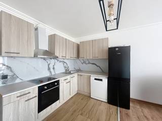 EVERE – Appartement met 2 slaapkamers, balkon, lift en kelder in een rustige straat<br /><br />Gelegen op de 4de verdieping van een gebouw met lift, zal dit lichtrijke appartement van ±70 m² u overtuigen door zijn doordachte indeling, zijn lichtinval en zijn rustige residentiële ligging in Evere.<br /><br />De woning bestaat uit een aangename westgerichte woonkamer, badend in natuurlijk licht in de late namiddag. De volledig uitgeruste open keuken zorgt voor een moderne en gezellige leefruimte.<br /><br />Het appartement beschikt over twee oostgerichte slaapkamers van 14 m² en 9 m², waarvan de grootste directe toegang geeft tot het balkon, ideaal om te genieten van het ochtendlicht. De parketvloeren in de woonkamer, de hal en de slaapkamers versterken het warme karakter van de woning.<br /><br />Daarnaast is er een badkamer met inloopdouche en een afzonderlijk toilet voor optimaal dagelijks comfort.<br /><br />Een private kelder maakt het geheel compleet en biedt extra en praktische bergruimte.<br /><br />Gelegen in een rustige doodlopende straat geniet het appartement van een residentiële omgeving met uitstekende bereikbaarheid. Ideaal gelegen tussen de Haachtsesteenweg en de Leopold III-laan, met snelle toegang tot winkels, openbaar vervoer, scholen en belangrijke verbindingswegen.<br /><br />De woning ligt op slechts 1 km van de Carrefour Hypermarkt Evere en op ongeveer 5 minuten wandelen van de Colruyt aan de Haachtsesteenweg, wat zorgt voor een zeer comfortabel dagelijks leven.<br /><br />De nabijheid van NAVO, Brussels Airport en de Europese instellingen vormt bovendien een belangrijke troef voor investeerders en werkenden in de hoofdstad.<br /><br />Kenmerken:<br />• ±70 m² bewoonbare oppervlakte<br />• 2 slaapkamers (14 m² en 9 m²)<br />• Volledig uitgeruste open keuken<br />• Badkamer met inloopdouche<br />• Apart toilet<br />• Balkon<br />• Private kelder<br />• Lift<br />• Parket in woonkamer, hal en slaapkamers<br />• Westgerichte woonkamer<br />• Oostgerichte slaapkamers<br />• Rustige doodlopende straat<br />• Strategische ligging tussen Haachtsesteenweg en Leopold III-laan<br />• 1 km van Carrefour Hypermarkt Evere<br />• 5 minuten wandelen van Colruyt (Haachtsesteenweg)<br /><br />Ideaal als eerste aankoop of investering.<br /><br />Inlichtingen en bezoeken op aanvraag met Frédéric Top<br />0472.34.44.08<br />frederic.top@weinvest.be