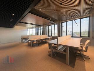 Le centre d'affaires « In The Yard », fantastiquement situé et inspirant, se trouve le long de <strong>l'E40 </strong>près de Gand. <br />Ce site offre confort et tranquillité grâce à sa finition de haute qualité et à l'attention particulière qu'il porte à la norme WELL.<br /><br />Le bureau lumineux avec 20 postes de travail est situé <strong>au deuxième étage</strong> et a un accès direct au magnifique jardin sur le toit. En outre, vous pouvez profiter de toutes sortes<strong> d'installations communes</strong> telles que des terrains de padel, de pétanque, une salle de sport, un terrain de basket, des salles d'événements, un service de restauration, une réception, <strong>un grand parking</strong>,... En d'autres termes, l'environnement idéal pour établir votre entreprise.<strong> Disponible immédiatement</strong>!<br /><br />Contactez <strong>PANORAMA</strong> <strong>B2B</strong> pour des informations complémentaires, des plans ou une visite sans engagement<strong> 09 225 09 02</strong>.<br />