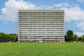 <p><span>Zonnig en verzorgd </span><span>2-slaapkamerappartement</span><span> met </span><span>terras</span><span> en </span><span>autostaanplaats</span><span> in Antwerpen - Linkeroever.! </span></p><p><span> </span></p><p><span>Dit appartement met twee slaapkamers bevindt zich op de </span><span>elfde verdieping </span><span>en geniet van een prachtig panoramisch uitzicht over Antwerpen en Linkeroever. </span></p><p><span>Gelegen in een rustige en groene woonomgeving op Linkeroever, vlak bij het Middenvijverpark en het Galgenweel. Openbaar vervoer, winkels, scholen en de opritten naar de E17 en E34 bevinden zich in de directe omgeving. Dankzij de vlotte verbindingen bereik je zowel het stadscentrum als de belangrijkste invalswegen in een mum van tijd. </span></p><p><span> </span></p><p><span>Indeling :</span></p><p><span> </span></p><p><span>- inkomhal</span></p><p><span>- woonkamer met veel lichtinval</span></p><p><span>- ruime keuken</span></p><p><span>- badkamer met douche</span></p><p><span>- aparte wc</span></p><p><span>- slaapkamer 1</span></p><p><span>- slaapkamer 2</span></p><p><span>- terras</span></p><p><span>- overdekte autostaanplaats</span></p><p><span> </span></p><p><span>Troeven:</span></p><p><span> </span></p><p><span>- prachtig zicht over Antwerpen, de Schelde en de haven.</span></p><p><span>- lift</span></p><p><span>- EPC 154 kWh/m² jaar - label B</span></p><p><span>- ramen in PVC-kader met dubbele beglazing</span></p><p><span>- vernieuwde terras van 2025</span></p><p><span>- autostaanplaats in het aanpalende garagecomplex is inbegrepen</span></p><p><span> </span></p><p><span> </span></p><p><span>Ben jij geïnteresseerd in dit appartement te koop in Antwerpen, ben je op zoek naar ander vastgoed of wens je de waarde van jouw eigendom te kennen? Dan ben je bij BOLT immo aan het juiste adres! Wij helpen jou graag verder.</span></p><p><span> </span></p>