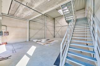 KMO-unit te koop Genk - BEDRIJVENPARK KOMPELLAAN<br /><br />Bedrijvenpark Kompellaan: 21 moderne KMO-units langsheen de Kompellaan in Genk. Dit complex biedt kleine en middelgrote ondernemingen de perfecte plek om te starten, groeien en te innoveren. De unit 9 heeft een totaaloppervlakte van 194m² en beschikt over 2 parkeerplaatsen. De unit wordt casco opgeleverd.<br /><br />KMO-Unit 9<br />- oppervlakte: 149m² gelijkvloers &amp; 45m² mezzanine<br />- staalstructuur met geïsoleerde wanden en dak<br />- sectionaalpoort 4mbr x 4,2mh<br />- 2 privatieve parkeerplaatsen<br /><br />Voor meer info 011/39 90 50 of info@jansenrealestate.be<br />https://www.jansenrealestate.be/project-kompellaan/6190088/
