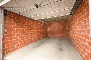 Deze garage met handmatige poort is terug te vinden achteraan Residentie Gulden Vlies.De garage is bereikbaar via een inrit met automatische...