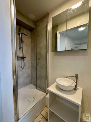 <strong>PLAN UW BEZOEK VIA ONZE WEBSITE: www.immoboss.be</strong><br /><br />Deze gerenoveerde studio bevindt zich op de 2<sup>de</sup> verdieping (geen lift aanwezig) en omvat een leef-en woonruimte met open keuken, een slaapkamer en een badkamer met douche lavabo en toilet.<br />- Onmiddellijk beschikbaar<br />- domicilie verplicht (verhuur aan studenten niet toegelaten)<br />- huurprijs: € 625 / maand + € 30 ( waterverbruik) + € 25 gemeenschappelijke kosten<br />- EPC= B-Label ( 175 kWh=/m<sup>2</sup>)<br /><br /><strong>PLAN UW BEZOEK VIA ONZE WEBSITE: www.immoboss.be</strong>
