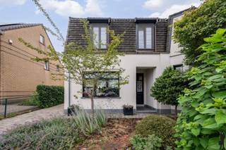 Gelegen in het centrum van Nieuwmoer, combineert deze verrassend ruime gezinswoning authentiek karakter met hedendaags comfort. De gezellige tuin...