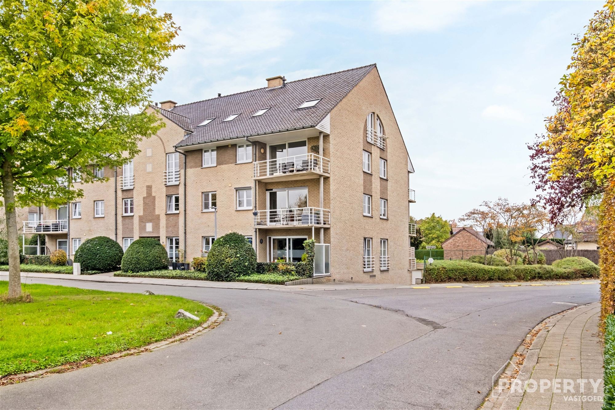 Cet appartement est situé au troisième étage.Aménagement : hall d'entrée,
