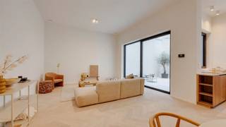 <p>Prachtig nieuwbouwappartement op het Zuid</p><p>Droom jij van een topappartement op het bruisende Zuid? De buurt die altijd leeft? Ontdek samen met ons residentie Antoine, gelegen in de Scheldestraat tussen de Marnixplaats en het Zuidpark. Hier woon je op wandelafstand van het Museum voor Schone Kunsten, de Scheldekaaien en met de beste koffiebars en terrasjes gewoon om de hoek. In een mum van tijd op de ring van Antwerpen of in het centrum van de Stad.</p><p>• De toplocatie en hipste buurt in Antwerpen<br />• Mogelijkheid tot aankoop aan 6% BTW<br />• Gezellig overdekt terras<br />• Lift en ondergrondse fietsenberging aanwezig<br />• Bijna energie neutraal (warmtepomp, zonnepanelen, vloerverwarming, … )</p><p>Het appartement is gelegen op de gelijkvloerse verdieping van een kleinschalig nieuwbouw gebouw. Via de inkomhal met royale plafonds bereik je het appartement.</p><p>De hoge plafonds, mooie visgraatparket en een hoogwaardige afwerking vallen meteen op. Hier wil je wonen, hier wil je niet meer buiten. Er is een grote leefruimte met toegang naar de ruime stadstuin via het schuifraam. De keuken is verbonden met het eetgedeelte van de leefruimte. Verder een masterberoom en gastenkamer met een gedeelde badkamer met grote inloopdouche. Er is nog een aparte berging met alle technieken en aansluiting voor wastoestel en droogkast.</p><p>Je spullen fietsen berg je op in de kelderberging en fietsenberging.</p><p>Het project bestaat uit 5 ruime en lichte appartementen met 2 slaapkamers en<br />terrassen.</p><p>Plan je bezoek via www.sinjoor.be of bel ons voor meer informatie 03 283 05 00.</p>