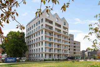 Dit prachtige nieuwbouw duplex penthouse is gelegen aan de Lange Lobroekstraat 124, midden in de bruisende Slachthuissite. Deze nieuwe en hippe stadswijk combineert hedendaags wonen met een uitstekende ligging nabij belangrijke invalswegen, openbaar vervoer en tal van gezellige horecazaken, onder andere Piétrain en Filet d'Anvers.<br /><br />Het duplex appartement bevindt de inkom zich op de 6de verdieping en is vlot bereikbaar met de lift.<br />Op de 7de verdieping, bevind zich de lichtrijke en royale leefruimte bevindt. De grote raampartijen zorgen voor een aangename lichtinval en een prachtig gevoel van ruimte.<br /><br />De volledig uitgeruste Siematic-keuken sluit naadloos aan op de leefruimte en is voorzien van een inductiekookplaat met geïntegreerde dampkap, vaatwasser, oven, koelkast met vriesvak en spoelbak.<br /><br />Via de dubbele deuren en grote raampartijen krijgt u toegang tot de absolute blikvanger van dit appartement: het eerste terras van maar liefst ca. 80 m². Een uitzonderlijke buitenruimte waar u in alle rust kunt genieten van het buitenleven midden in de stad.<br /><br />Op de 6de verdieping bevinden zich twee slaapkamers, een aparte bureauruimte en de eerste badkamer. Deze badkamer is uitgerust met een ruime inloopdouche en een wastafelmeubel met verwarmde en verlichte spiegel.<br /><br />De master bedroom beschikt bovendien over een eigen dressing, een ensuite badkamer én een privéterras. De ensuite badkamer is voorzien van een ligbad, een dubbel wastafelmeubel en een hangtoilet.<br /><br />Ook aan praktisch comfort werd gedacht. Het gebouw beschikt over een gezellige gemeenschappelijke binnentuin en een fietsenstalling. Daarnaast beschikt het appartement over een privatieve kelderberging.<br /><br />Bij het appartement hoort een verplicht mee aan te kopen autostaanplaats aan € 38.000 excl. btw.<br /><br />De verkoop valt onder het btw-stelsel.<br /><br />Troeven<br />Nieuwbouw duplex penthouse<br />+ 2 slaapkamers<br />+ Logeerkamer / bureauruimte<br />+ 2 badkamers<br />+ Volledig uitgeruste Siematic-keuken<br />+ Indrukwekkend terras van ca. 80 m²<br />+ Privéterras aan de master bedroom<br />+ Dressing<br />+ Privative kelderberging op -1<br />+ Gemeenschappelijke binnentuin en fietsenstalling<br />+ Autostaanplaats (verplicht mee aan te kopen € 38.000 excl. btw)<br />+ Gelegen in de hippe Slachthuissite<br />+ Uitstekende bereikbaarheid<br /><br />Heeft u interesse in dit unieke nieuwbouw penthouse? Neem dan contact op met VB Vastgoed via 03 337 50 70 of info@vbvastgoed.be voor meer informatie of een bezichtiging.