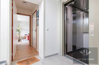 <u><strong>Recent, energiezuinig appartement op wandelafstand van het centrum van Hasselt! <br /><br />Troeven: </strong></u><br />- Energiezuinig: EPC A<br />- Elektriciteit conform gekeurd tot mei 2045 <br />- Toplocatie op wandelafstand van het stadscentrum <br />- Residentiële omgeving in de zeer geliefde Willemswijk <br />- Parkeergelegenheid voor de deur<br />- Recent gebouw (bouwjaar 2020) <br />- Ondergrondse parkeerplaats (€ 25.000,00) <br />- Kelderberging (€ 7.500,00) <br />- Vloerverwarming én -koeling via geothermische warmtepomp<br />- Afgewerkt met hoogwaardige kwaliteitsmaterialen <br /><br /><strong><span>Locatie - </span></strong><span>Appartement gelegen in de Heilig-Hartwijk op een boogscheut van het Hasseltse stadscentrum. Op het gebied van locatie een goede uitvalsbasis voor woon- werkverkeer door de nabijheid van de Grote ring met al zijn uitvalswegen en de op- en afritten van de E313. Zowel het centrum, de Blauwe Boulevard, het station, scholen, winkels en zoveel meer bevinden zich allemaal op fiets- en wandelafstand van je voordeur. Dankzij het systeem van bewonersparkeren kun je overal in de buurt gratis parkeren (tot 2 nummerplaten).</span><span> Een interessante locatie om optimaal te genieten van het stadsleven met al zijn faciliteiten.</span><br /><br /><strong><span>Indeling</span></strong><span> - Via de gezamenlijke traphal of met de lift kom je in het appartement, op de tweede verdieping van dit modern project met zeven wooneenheden. De indeling omvat de centrale hal, een open leefruimte met keuken en zithoek, het overdekt terras, 1 slaapkamer, een hobbykamer/bureel, een badkamer met douche en wastafel, het toilet, een wasplaats en een aparte bergruimte. </span><span>De wasplaats, het toilet en de badkamer lopen naadloos in elkaar over en kan je bereiken via zowel de inkomhal als via de slaapkamer.<br /><br />Er is een kelderberging (verplicht bij aan te kopen aan € 7.500,00) en een ondergrondse autostaanplaats (verplicht bij aan te kopen aan € 25.000,00), wat parkeren en opbergen extra gemakkelijk maakt. </span><br /><br /><strong><span>Conclusie</span></strong><span> - Een tof en instapklaar appartement gelegen op één van de meest gegeerde locaties tussen de grote en de kleine ring van onze Limburgse hoofdstad. </span><br /> <br />
