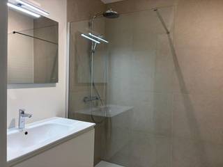 Luxueus wonen<strong> 6% BTW mogelijk.</strong><br /><br />Residentie Sint-Amandus biedt modern en comfortabel wonen op een toplocatie in het centrum van Zwevegem. De lichtrijke appartementen zijn afgewerkt met kwalitatieve, duurzame materialen en uitgerust met energiezuinige technieken. Dankzij de royale zuidwestgerichte terrassen geniet je van zicht op de groene binnentuin en ervaar je rust midden in het bruisende centrum.<br /><br />Indeling van dit appartement:<strong> ruime leefruimte </strong>met <strong>open keuken </strong>en <strong>eiland</strong>, een <strong>eetplaats </strong>een <strong>zithoek</strong>, een <strong>terras</strong>, een <strong>badkamer</strong>, <strong>2 slaapkamers</strong>, een <strong>apart toilet </strong>en een <strong>berging</strong>. <br /><br />Interesse en wenst u meer info? Contacteer Simon op 0471 547 642 - simon@dekeyser.immo of Leopold op 0499 618 354 - leopold@dekeyser.immo<br /><br /><br />Deze prijs is exclusief kosten