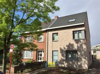 Ruime gezinswoning met 4 slaapkamers, 2 badkamers, tuin en garagebox in het centrum van Schilde.  Verzorgde en energiezuinige half open bebouwing...
