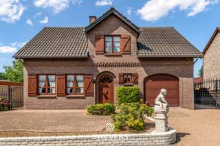 Voor meer info en foto’s, surf naar www.swevers.be – Deze instapklare open bebouwing in Koersel combineert ruimte, comfort en een rustige ligging op een perceel van 883 m². De woning werd gebouwd in 1988 en kreeg tussen 2011 en 2024 verschillende vernieuwingen, waardoor ze vandaag een aangename en moderne woonomgeving biedt met een bewoonbare oppervlakte van 179 m². Via de inkomhal bereikt u de lichtrijke woonkamer van 32,60 m² met plaats voor een gezellige zithoek en eethoek, waar de houtkachel voor extra sfeer zorgt. Aansluitend bevindt zich de keuken van 13,40 m², vernieuwd in 2013, met toegang tot het overdekte terras. Verder zijn er op het gelijkvloers een gastentoilet, een wasplaats en een inpandige garage van 24 m². Op de eerste verdieping geeft de nachthal toegang tot drie slaapkamers van ongeveer 16 m², 11,20 m² en 10,50 m². De badkamer werd vernieuwd in 2018 en in 2024 werd een extra douchekamer toegevoegd, wat het wooncomfort verhoogt. De woning beschikt daarnaast over een kelder van 21,20 m² met praktische bergruimtes en een kruipzolder. Buiten geniet u van een oostgericht perceel met een ruim overdekt terras en een aangename tuin. Een bijzondere troef is de grote vrijstaande garage van 58 m², ideaal voor meerdere wagens, opslag of hobbyruimte. Technisch werd de woning eveneens verbeterd met een nieuwe gasketel (2011), een airco-warmtepomp (2021) en 27 zonnepanelen met nog vijf jaar groenestroomcertificaten van €270 per certificaat. De ligging is rustig maar toch vlot bereikbaar met ontspanning op 650 meter, openbaar vervoer op 1 km, scholen op 1,6 km en winkels op 1,7 km. Voor meer informatie, bel 011 255 155. Bron bewoonbare oppervlakte: EPC – verslag.
