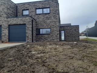 De laatste hand wordt gelegd aan deze eigentijdse nieuwbouw langsheen de Driesstraat in hartje Huise.Op het gelijkvloers tref je de inkomhal met...