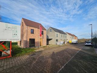 In de Jozef Verduynstraat in Ruddervoorde bouwt Danneels ruime energiezuinige gezinswoningen in stijlvolle architectuur. De woningen zijn ideaal gelegen; in een verkeersluwe straat in het centrum, dicht bij alle voorzieningen.<br /><br />Op het lot 9 bouwen we een fraaie open bebouwing in moderne stijl, goed voor 169 m² woonoppervlakte. Met o.m. een open ingedeelde woonkamer, ingerichte eilandkeuken en badkamer, grote tuin met gezellig terras, 3 mooie slaapkamers, oprit, carport, … vind je hier alles wat een gezin verlangt.<br /><br />Deze bijna-energieneutrale woning (E-peil 20) is uitgerust met een geothermische warmtepomp, vloerverwarming, zonnepanelen en een ventilatiesysteem met warmterecuperatie.<br /><span>Danneels werkt deze woning sleutel-op-de-deur voor je af en jij kiest zelf jouw keuken- en badkamerinrichting en de vloer- en wandtegels bij onze partners. </span><br /><br /><span>De totaalprijs en de oplevertermijn liggen vooraf vast en jouw klantenbegeleider staat voor je klaar.</span>