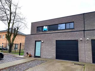 <p><span><strong>Vraag uw bezoek aan per mail via info@optimusvastgoed.be!</strong></span><br /><span><strong>TE HUUR: Halfopen bebouwing met 3 slaapkamers te Pelt!</strong></span><br /><span>Deze halfopen gezinswoning bevindt zich op een rustige locatie in Neerpelt. Het betreft een moderne woning die afgewerkt is met kwaliteitsvolle materialen. De woning wordt verwarmd via een warmtepomp en is voorzien van zonnepanelen. Er is een inpandige garage aanwezig. Dankzij de grote raampartijen aan de achterzijde, dewelke toegang geven tot het terras is er veel lichtinval.</span><br /><span><strong>Ligging:</strong></span><br /><span>Rustig gelegen op 5 minuten van Neerpelt-centrum en vlakbij de Nederlandse grens. In de nabije omgeving bevindt er zich de verbindingsweg van Neerpelt naar Hamont/St. Huibrechts Lille, wat zorgt voor een goede bereikbaarheid.</span><br /><span><strong>Indeling: </strong></span><br /><span>- Gelijkvloers: inkomhal, gastentoilet, ruime woonkamer met eethoek, keuken met kookeiland, berging en inpandige garage. Aangelegd terras en omheinde tuin.</span><br /><span>- Bovenverdieping: nachthal, nachttoilet, badkamer met inloopdouche, 3 slaapkamers.</span><br /><span><strong>Troeven: </strong></span><br /><span>- E-peil 1!</span><br /><span>- BEN-woning!</span><br /><span>- Inpandige garage!</span><br /><span>- Gunstige ligging!</span><br /><span><strong>EPB met identificatiecode: 72043-G-OMV-2019048032/EP15513/A001/D01/SD001 label A, E-peil 1.</strong></span><br /><span><strong>Beschikbaar vanaf 01.11.2026</strong></span></p>