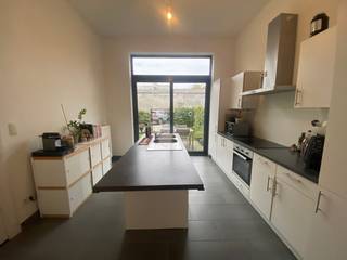 Deze charmante en lichtrijke woning ligt in het hart van Mechelen, op amper 50 meter van de gezellige winkel-wandelstraat Bruul en aan het einde van een doodlopende straat, wat zorgt voor een rustige en aangename woonomgeving. Het station bevindt zich op slechts tien minuten wandelafstand, waardoor de ligging ideaal is voor wie graag centraal woont maar toch rust en comfort zoekt. De woning is goed onderhouden en heeft een doordachte indeling die meteen een gevoel van ruimte en licht creëert. De kelderverdieping (onder volledige woning) biedt een grote opslagruimte. Op het gelijkvloers bevindt zich een inkomhal met gastentoilet, een eetkamer en een open keuken die uitgeeft op een gezellig terras en een stadstuin. De keuken is volledig uitgerust met koelkast, diepvriezer, afwasmachine, keramische kookplaat en warme lucht oven. Op de eerste verdieping vind je een ruime L-vormige living met grote raampartijen die zorgen voor veel natuurlijk licht. De tweede verdieping omvat een toilet, een badkamer met bad-douchecombinatie, lavabomeubel en aansluiting voor een wasmachine, alsook twee comfortabele slaapkamers. Op de derde verdieping is er een polyvalente ruimte onder het dak en een praktische zolderberging met gaswandketel. Er is reeds 1 achterliggende parkeerplaats inbegrepen in de huurprijs. Dankzij de centrale maar rustige ligging en de verzorgde staat van de woning is dit een bijzonder aangename plek om te wonen. Huisdieren zijn niet toegelaten en roken in de woning is niet toegestaan. De woning is onmiddellijk beschikbaar in overleg met huidige huurder (ofwel uiterlijk per 01/11/2026) en de huurwaarborg bedraagt drie maanden. EPC = label B. Voor meer informatie of een bezoek kan je contact opnemen met Anne Raets via 0471/57 12 13 of mailen naar info@buro14.be