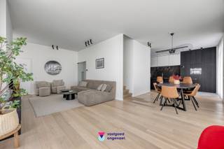 <br />In de bruisende en duurzame stadsontwikkeling Nieuwe Dokken in Gent komt deze uitzonderlijke penthouse op de markt. Gelegen op de 13e verdieping geniet je hier van rust, licht en indrukwekkende zichten over het water en de skyline van de stad, met onder meer uitzicht op de drie iconische torens van Gent.<br /><br />Deze luxueuze woning combineert een hoogwaardige afwerking met een doordachte indeling. De ruime leefruimte is lichtrijk en sluit naadloos aan op meerdere grote terrassen die rondom het appartement lopen. De open keuken is modern uitgerust en beschikt over kwalitatieve inbouwtoestellen én een ingebouwde wijnfrigo – ideaal voor wie houdt van stijlvol koken en ontvangen.<br /><br />De penthouse biedt drie volwaardige slaapkamers, waarvan de master beschikt over een eigen douche. Daarnaast is er een tweede, volledig uitgeruste badkamer met bad en aparte douche, wat het comfort ten goede komt voor zowel bewoners als gasten.<br />De ligging in de Nieuwe Dokken staat garant voor duurzaam en toekomstgericht wonen: op wandelafstand van winkels, horeca, openbaar vervoer en het centrum van Gent.<br /><br />Een ondergrondse parkeerplaats is optioneel bij te kopen en biedt directe lifttoegang tot het appartement. Dit maakt de woning niet alleen stijlvol en ruim, maar ook bijzonder praktisch en comfortabel.<br /><br />Een zeldzame opportuniteit voor wie op zoek is naar exclusief wonen in een van de meest vernieuwende stadswijken van Gent.