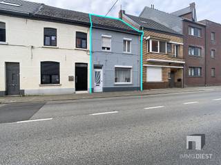 <p><span>Op zoek naar een betaalbare woning op een centrale ligging? Dan is deze rijwoning in het hart van Halen absoluut het ontdekken waard. </span></p><p><span>Deze gezellige starterswoning combineert een praktische indeling met drie slaapkamers, een aangenaam koertje en een handige berging achteraan. </span></p><p><span>Ideaal voor starters, jonge gezinnen die hun eerste stap willen zetten op de vastgoedmarkt.<br /><br />De ligging is een grote troef. U woont hier centraal in Halen, met winkels, scholen, openbaar vervoer en andere voorzieningen in de nabije omgeving. </span></p><p><span>Tegelijk geniet u van een vlotte verbinding richting Diest, Hasselt, Leuven en Brussel dankzij de nabijheid van de oprit Halen-Diest E40. Zo combineert u het gemak van centrumwonen met uitstekende bereikbaarheid.<br /><br />Binnen biedt de woning verrassend veel mogelijkheden. De leefruimtes vormen een warme basis om er een gezellige thuis van te maken, terwijl de drie slaapkamers zorgen voor voldoende ruimte voor een gezin, thuiswerkplek, hobbykamer of logeerkamer. </span></p><p><span>Achteraan beschikt de woning over een koertje, perfect voor wat extra buitenruimte zonder veel onderhoud.<br /><br />De berging achteraan is een praktische extra troef. Hier is plaats voor fietsen, tuinmateriaal, voorraad of andere spullen die u graag netjes uit het zicht bewaart. Compact, handig en functioneel — precies wat u nodig heeft in een comfortabele starterswoning.<br /><br />Een bijkomend financieel voordeel: als koper komt u mogelijk in aanmerking voor het verlaagde tarief van slechts 2% registratierechten, wat deze woning extra interessant maakt voor wie betaalbaar wil kopen. </span></p><p><span>Een stevige duw in de rug voor starters — en eerlijk, alle beetjes helpen wanneer u uw eerste thuis koopt.<br /><br />Deze woning is ideaal voor wie zoekt naar een toegankelijke, centraal gelegen en praktisch ingedeelde woning met potentieel. <br /><br /></span><span>Troeven</span><span><br />Betaalbare starterswoning<br />Centraal gelegen in Halen<br />3 slaapkamers<br />Gezellig koertje<br />Praktische berging achteraan</span></p><p><span>Electriciteit conform AREI<br />Mogelijk slechts 2% registratierechten<br />Vlotte verbinding via oprit Halen-Diest E40<br />Ideaal voor starters, jonge koppels of jonge gezinnen<br />Winkels, scholen en voorzieningen vlakbij<br /><br /></span></p><p><span>Interesse?<br />Neem contact op met Immo Diest </span></p><p><span>Hasseltsestraat 17, 3290 Diest<br /><span>info@immodiest.be</span></span><span><br />+32 13 31 25 22<br /><span>www.immodiest.be</span></span><span> </span></p><p><span> </span></p><p><span>Beter nog, bel mij op 0498 52 64 52 of mail naar </span><span>jan.vanonckelen@immodiest.be</span></p><p><span>Ik geef je een persoonlijke rondleiding. </span></p><p><span> </span></p>