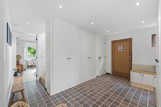<p><span><span>Ontdek deze volledig gerenoveerde open bebouwing, gelegen in de Molenstraat 42 te Olsene (Zulte).</span></span></p><p><span><span>Met een bewoonbare oppervlakte van ± 162 m² op een perceel van 426 m² biedt deze woning ruimte, comfort en vooral rust. De woning werd in 2014 door de huidige eigenaars volledig gerenoveerd. Het karaktervolle voorste gedeelte werd volledig aangepakt, terwijl de achterbouw volledig nieuw werd opgetrokken. Het resultaat is een woning met ziel en uitstraling, gecombineerd met het comfort, de technieken en de isolatiewaarden van een hedendaagse woning. Volledig instapklaar.</span></span></p><p><span><span>Wie hier komt wonen, koopt vooral gemoedsrust. De hoogrendementsbeglazing, uitgebreide isolatie en het EPC-label B bevestigt dat deze woning bij de energiezuinige klasse hoort. Zonnepanelen met thuisbatterij, een zonneboiler, een condenserende gasketel, airconditioning in elke slaapkamer en een sfeervolle houthaard zorgen voor een hoog wooncomfort. De elektrische installatie is conform en het asbestattest is asbestveilig. Geen renovatieverplichting, geen verplichte werken, geen verrassingen: hier valt enkel te genieten.</span></span></p><p><span><span>Een bijzondere troef is de doordachte indeling. Op het gelijkvloers bevinden zich een volwaardige slaapkamer, dressing/bureau én badkamer. Gelijkvloers wonen is hier dan ook perfect mogelijk, wat de woning ook op lange termijn bijzonder interessant maakt. Op de eerste verdieping zijn er nog twee extra slaapkamers, ideaal voor kinderen, gasten of thuiswerk.</span></span></p><p><span><span>Achteraan geniet u van een zuidwest georiënteerde tuin met terras, tuinhuis en tuinberging. Dankzij de gunstige oriëntatie kunt u hier volop genieten van de namiddag- en avondzon.</span></span></p><p><span><strong>INDELING:</strong></span><br /><span><span>Gelijkvloers: inkomhal met vestiaire - toilet - open leefruimte met eethoek, keuken en zithoek - wasplaats - badkamer - slaapkamer - dressing/bureau</span></span><br /><span><span>Eerste verdieping: nachthal - 2 slaapkamers</span></span><br /><span><span>Buiten: oprit - terras - tuin - tuinhuis - tuinberging</span></span></p><p><span><strong>TROEVEN:</strong></span></p><ul><li><span><span>Zuidwest georiënteerde tuin met terras, tuinhuis en tuinberging</span></span></li><li><span><span>Uitstekende energieprestatie: EPC label B</span></span></li><li><span><span>Zonnepanelen met thuisbatterij (5,12 kWh) en zonneboiler (200l)</span></span></li><li><span><span>Condenserende gasketel (2026), sfeervolle houthaard (2023) en airco in alle slaapkamers</span></span></li><li><span><span>Goed geïsoleerd: dak-, vloer-, muur- en spouwisolatie</span></span></li><li><span><span>Houten ramen met hoogrendementsbeglazing, screens, rolluiken vooraan en vaste vliegenramen</span></span></li><li><span><span>Ventilatiesysteem type C (Renson) en waterverzachter</span></span></li><li><span><span>Regenwaterrecuperatie</span></span></li><li><span><span>Conforme elektrische keuring</span></span></li><li><span><span>Asbestveilig</span></span></li></ul><p><span><strong>INFO:</strong></span></p><ul><li><span><span>EPC: 193 kWh/m²/jaar, label B</span></span></li><li><span><span>De vermelde bewoonbare oppervlakte betreft de bruto oppervlakte zoals vermeld in het EPC-attest.</span></span></li><li><span><span>Stedenbouwkundige informatie: Vg | Wg | Gmo | Gvkr | Gvv</span></span></li><li><span><span>Watertoets: gebouwscore A | perceelscore A</span></span></li><li><span><span>Vrij vanaf 15/04/2027</span></span></li></ul><p><span><span> </span></span></p><p><span><span>Meer informatie of een bezoek?</span></span><br /><span><span>Contacteer Ellen op 0474 86 04 52 of ellen@heritagevastgoed.be</span></span></p>