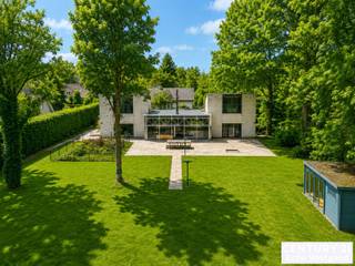 Unique villa designed by Lou Jansen on a spacious plot of over 3,000 m² in the residential area of De Lint<br /><br />This exceptional property, designed entirely by architect Lou Jansen (Turnhout School), is located on a beautiful south-facing plot within walking distance of the De Liereman nature reserve. It also enjoys an excellent location, just a 25-minute drive from both Eindhoven and Antwerp.<br /><br />The house is in need of complete renovation, but offers a wealth of possibilities thanks to its exceptional living area of 334 m² and versatile layout. Several interior walls can be moved, allowing you to redesign the spaces entirely to your liking.<br /><br />The current layout includes a spacious, bright living room and a kitchen, both overlooking the beautiful back garden and sun-drenched terrace. On the ground floor, there is also a bedroom with an en-suite bathroom and direct access to the garden. At the front, there is an office space that can serve as an extra bedroom if desired.<br /><br />Stairs on both the left and right sides of the house lead to the upper floor. Each side has two bedrooms and a shared bathroom.<br /><br />The indoor garage has space for two cars. The south-facing garden also features several charming chalets in good condition.<br /><br />In short, this is a unique renovation project that gives you the opportunity to completely customise an architecturally valuable home.