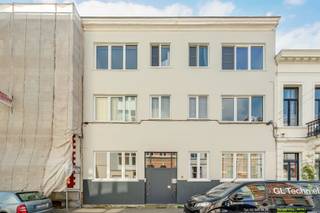 Gerenoveerd gelijkvloersappartement met grote tuin in de authentieke Zurenborgwijk, op wandelafstand van de bruisende Dageraadplaats.<br /><br />Indeling van het appartement:<br />Inkomhal op parket.<br />Afzonderlijk toilet.<br />Living op parket, +/- 4.68 x 3.20.<br />Open ingerichte keuken voorzien van kasten, kookfornuis, spoeltafel, dampkap, frigo, vaatwasser.<br />Tuin: +/- 45 m².<br />Slaapkamer: +/- 4.68 x 3.20.<br />Dressing: +/- 2.55 x 2.07, parket<br />Badkamer voorzien van wastafel met meubel en inloopdouche.<br /><br />Lage algemene onkosten.<br /><br /> 