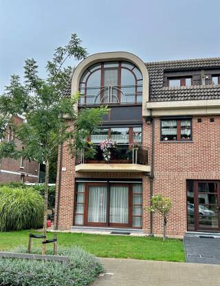 <p><span>Ontdek dit comfortabele en instapklare appartement gesitueerd in een mooi en zeer goed onderhouden gebouw (bwjr 2001).</span></p><p><span> </span></p><p><span>Indeling</span><span> : u betreedt een zeer ruime open woonkamer met veel lichtinval waarbij de halfronde ramen een weids uitzicht bieden op een groene omgeving en het nabijgelegen treinstation. De ingerichte keuken biedt toegang tot een klein terrasje, verder is het appartement voorzien van twee degelijke slaapkamers, een ruime wasplaats annex berging, een apart toilet en een vernieuwde, moderne badkamer.</span></p><p><span>Achter het gebouw gelegen, bevindt zich een bijhorende garagebox</span></p><p><span> </span></p><p><span>Locatie</span><span> : zeer gunstig gelegen nabij het station en het centrum omgeven door groen.</span></p><p><span> </span></p><p><span>Extra's</span><span> : ruimtelijk gevoel, in 2024 werd er airco geïnstalleerd alsook 8 zonnepanelen, conforme elektriciteit, e-peil = B</span></p>