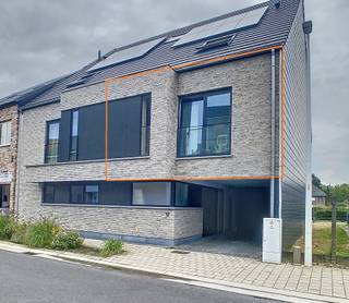 <p>Op een rustige locatie, nabij het treinstation van Denderleeuw bevindt zich dit recente appartement. Winkels, scholen en openbaar vervoer bevinden zich op een boogscheut. De oprit E-40 naar Aalst, Gent en Brussel bereikt men op 5 min. rijden. Een grote troef is de rustige ligging en de strategische ligging nabij het station. Het station ligt op 5min wandelafstand. Op een paar minuten stappen bereikt men ook het natuurgebied de wellemeersen. De indeling; een inkomhal, toilet, lichtrijke eet- en leefruimte met open geïnstalleerde keuken, berging, één slaapkamers met aansluitend de badkamer. Verder heeft dit appartement nog enkele andere troeven zoals een gezellig overdekt terras en een autostaanplaats. Het appartement beschikt over een lift, zonnepanelen, vloerverwarming en regenwaterrecuperatie.</p><p>830 euro + 65 euro gemeenschappelijke kosten per maand - Vrij vanaf 1 december</p>