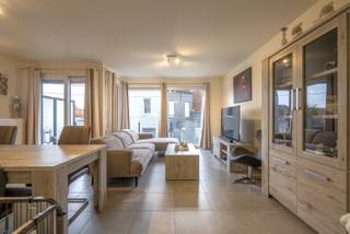 We bevinden ons in het hart van Harelbeke, op wandelafstand van tal van interessante voorzieningen zoals winkels, het station, gezellige cafés, de Leieboorden en de vernieuwde Grote Markt.<br /><br />Het appartement bevindt zich op de eerste verdieping en beschikt over een doordachte en aangename indeling. De gezellige leefruimte geeft rechtstreeks toegang tot het overdekte terras. Aansluitend bevindt zich de open keuken, die uitgerust is met alle nodige toestellen en toegang biedt tot de praktische (was)berging. Achteraan bevindt zich de nachthal met ruimte voor een vestiairekast, die toegang geeft tot de twee slaapkamers, de badkamer met wastafel, bad en douchewand en het aparte toilet.<br /><br />Bij het appartement zijn bovendien een ondergrondse staanplaats, een aparte kelderberging en een gemeenschappelijke fietsenberging inbegrepen.<br /><br />Het appartement is volledig geschilderd en voorzien van stijlvolle, passende lichtarmaturen, waardoor het meteen instapklaar is.<br /><br />Vrij op 01/01/2027.<br />Gemeenschappelijke kosten: €60/maand.<br /><br />Waarom net dit aanbod overwegen?<br /><br />✔ gelegen in centrum<br />✔ goed geïsoleerd<br />✔ uiterst energiezuinig EPC A<br />✔ afgesloten staanplaats <br />✔ kelderberging<br />✔ fietsenparking<br />✔ rustige buurt<br />✔ dicht bij winkels, scholen,...<br /><br />Interesse? -> Vul dan het contactformulier in.