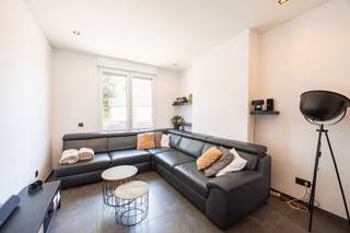 Voor verdere info of een vrijblijvende waardebepaling van uw eigendom: nessim@homixx.be of 036531196.<br /><br />Met veel enthousiasme stellen wij u deze instapklare, energiezuinige en deels gerenoveerde (2025) bebouwing voor, uitstekend gelegen in de Koning Albertstraat op de grens van Beveren, Kruibeke en Zwijndrecht. <br />Deze asbestveilige gezinswoning onderging in 2025 een grondige renovatie en combineert een eigentijdse afwerking met een zeer gunstige energetische basis. <br />Zo werd het hoofddak vernieuwd in 2021 en is het bijgebouw voorzien van een nieuw dak in 2026. <br />Verder beschikt de woning over HR-PVC-ramen met dubbele beglazing, een recente condensatieketel op aardgas en vloerverwarming. <br />Dankzij deze en de andere uitgevoerde renovaties behaalt de woning een mooie EPC-score C, bovendien op de grens met een EPC-label B.<br />De elektrische installatie wordt door de eigenaar vóór het verlijden van de notariële akte conform de geldende regelgeving in orde gebracht.<br /><br />Bij het betreden van de woning valt meteen het oog voor detail en veiligheid op, mede dankzij de geïnstalleerde video- en parlofoon en camera's. <br />De functionele indeling biedt een bewoonbare oppervlakte van 113 m² op een perceel van 132 m². <br />Op het gelijkvloers vindt u een gezellige leefruimte, een modern afgewerkte badkamer die voorzien is van een toilet en een volledig uitgeruste keuken die uitnodigt tot gezellig koken. <br />Daarnaast beschikt de woning over een droge kelder die voor de nodige extra opbergruimte zorgt. <br />Comfort en praktisch nut gaan hier hand in hand dankzij de gesloten garage met één staanplaats, waar zich tevens de aansluitingen voor de wasplaats en de ingebouwde waterverzachter bevinden.<br />In de tuin zijn er nog 2 extra staanplaatsen (ingang allen via de Prins Boudewijnstraat).<br /><br />Op de verdieping en tussenverdieping bevinden zich drie volwaardige, lichtrijke slaapkamers. <br />Buiten kan u in alle rust genieten op het gezellige terras, de ideale plek om te ontspannen na een drukke werkdag. <br />Mis deze unieke kans niet en plan vandaag nog uw bezoek.